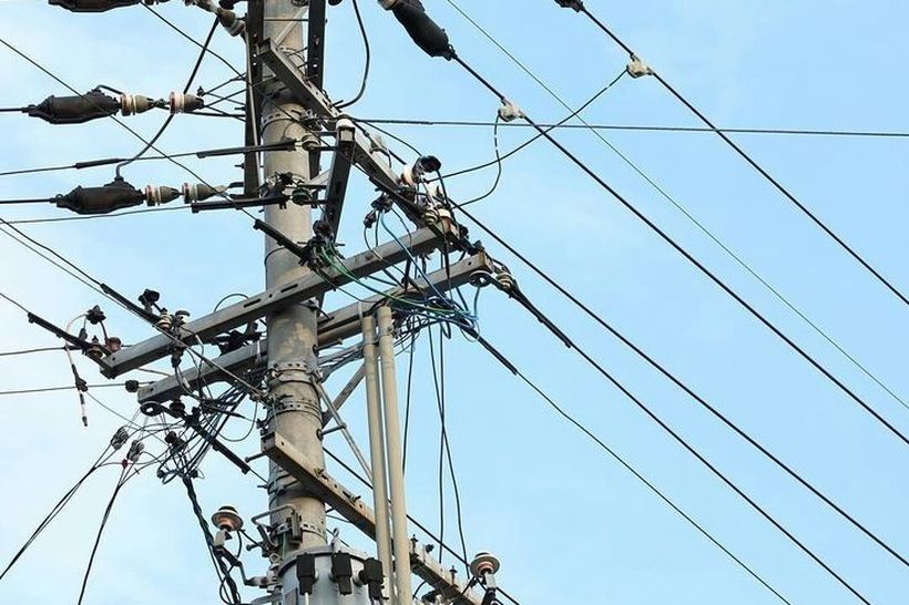 Poste de distribución eléctrica con transformador y múltiples líneas